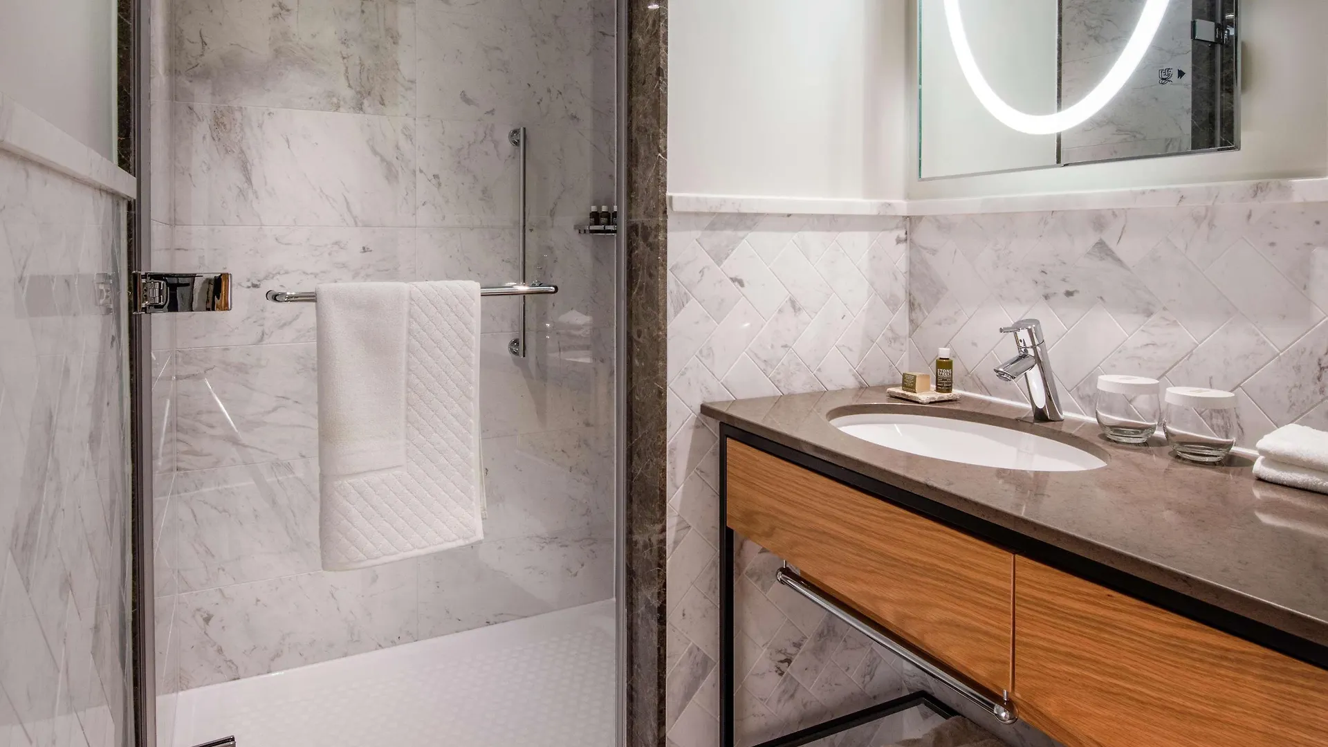 Lincoln Plaza Hotel London, Curio Collection By Hilton