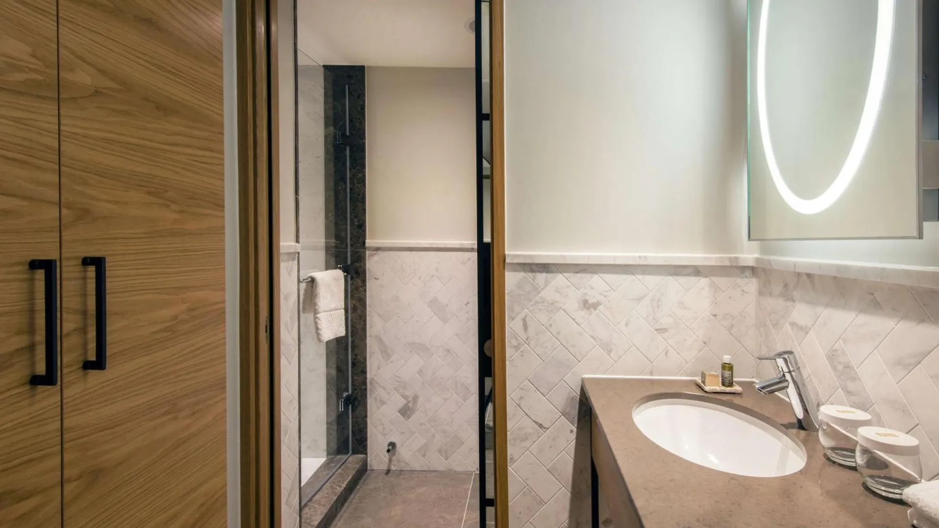 Lincoln Plaza Hotel London, Curio Collection By Hilton
